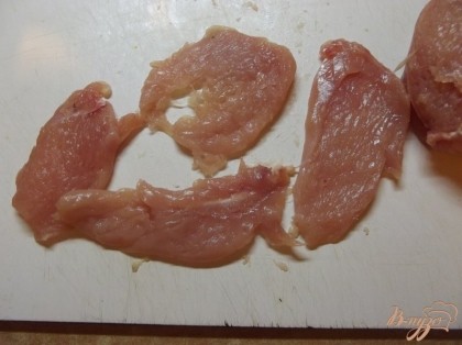 Толщина биточков после отбивания не должна превышать 0,5 см. Натираем мясо с двух сторон солью. Остальные специи смешиваем.