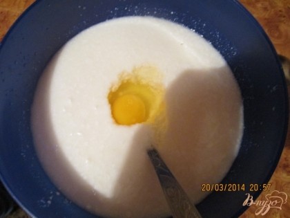 Возьмите посудину вылейте в нее о,5литра кислого молока, вбейте 2 яйца хорошо перемешайте.