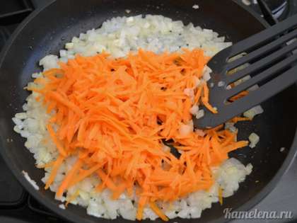 Добавить морковь, перемешать, жарить 3 минут.