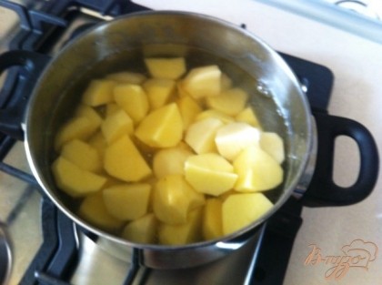 Ставим воду на плиту и когда она станет горячей, солим и добавляем картофель.