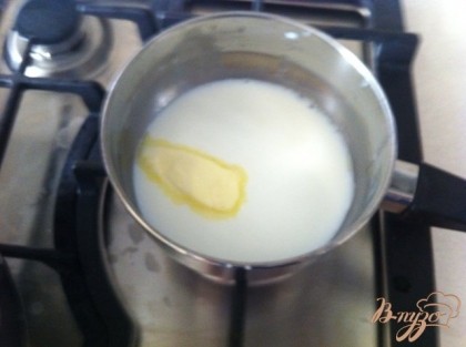 В сотейник наливаем молоко и добавляем сливочное масло.