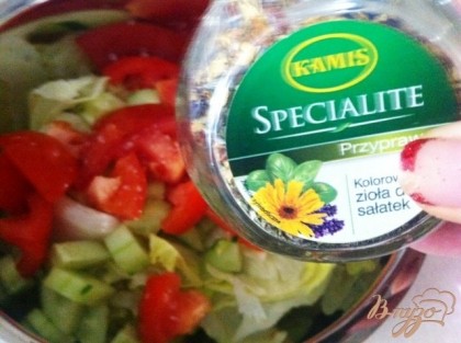 Перекладываем в салатницу овощи и посыпаем салатной приправой.