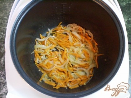 Порежьте лук и морковь. На растительном масле обжарьте 5 минут на режиме "подогрев".
