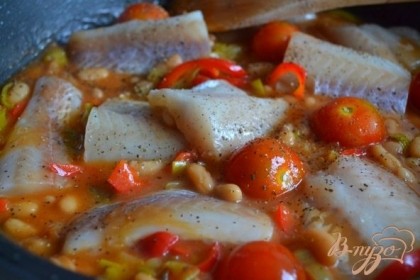 Добавить томаты и куски рыбного филе. Накрыть крышкой и потушить 5-7 минут.
