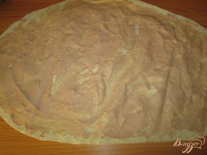 Затем, разложить на ровной поверхности лаваш и смазать всю поверхность печеночным паштетом.