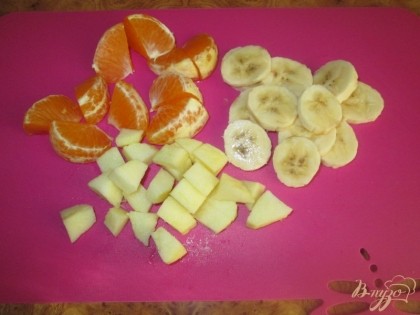 Банан, мандарин и яблоко нужно почистить и нарезать небольшими кусочками.