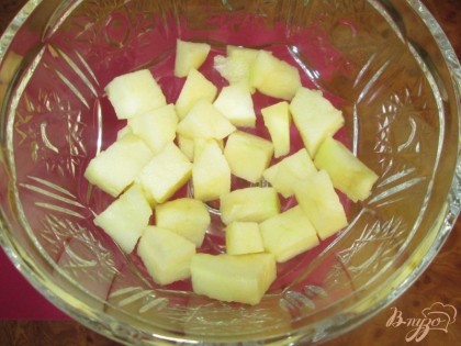 На дно креманки укладываем слоями порезанное яблоко,