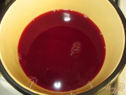 Затем, вишневый сок нужно процедить и налить в ковш. Добавить сахар по вкусу.