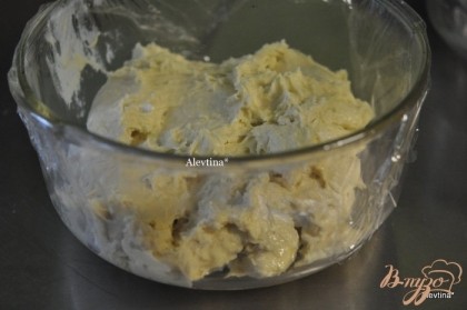 Смажем большую емкость маслом,выложим тесто. Прикроем пленкой и поставим на 90 мин. на расстойку в  теплое место. Тесто должно увеличиться.
