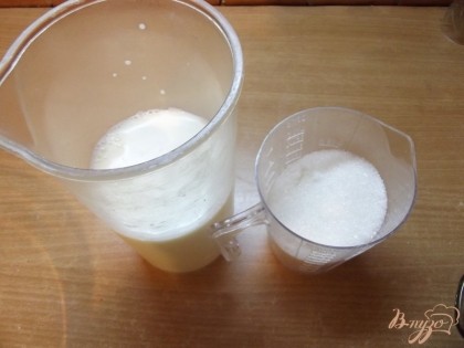 Молоко используем только магазинное. Сахар - простой белый (коричневый нельзя).