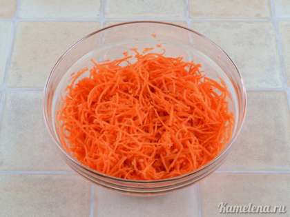 Морковь почистить, натереть на специальной терке для корейской моркови (если такой терки нет, можно нарезать очень тонкой длинной соломкой). Добавить соль, перемешать и немного помять морковь руками. Оставить на 30 минут, за это время морковь пустит сок.