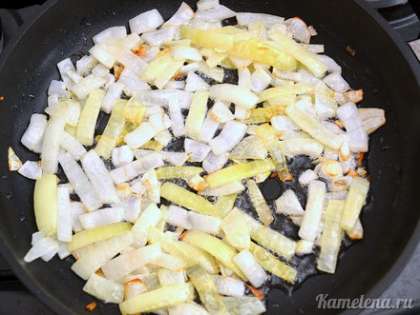 На разогретую сковороду налить растительное масло. Положить лук, жарить 10-15 минут, до момента пока лук уверенно зазолотится.