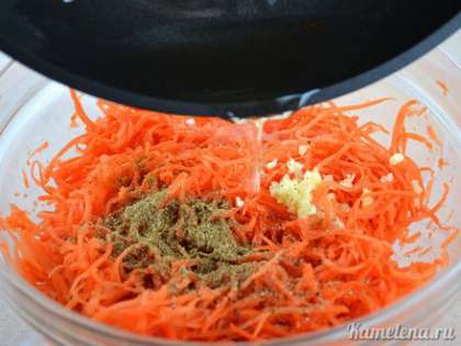 Налить к моркови горячее масло со сковороды, придерживая лук лопаткой (жареный лук не понадобится).