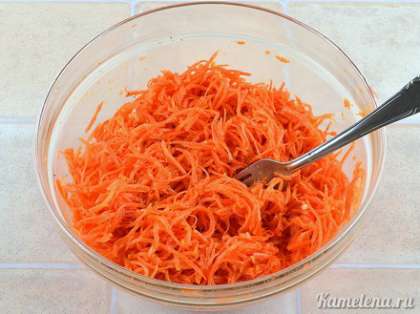 Тщательно все перемешать.  Попробовать морковь, при необходимости по вкусу добавить еще какой-нибудь из упомянутых приправ. Оставить настаивать на 2-3 часа (можно и больше, станет еще вкуснее).