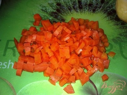 Режем кубиком морковь