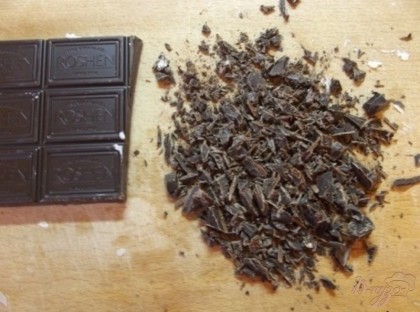 Черный шоколад с содержанием какао не менее 70% мелко нарубите ножом в крошку. Шоколад с меньшим содержанием какао может растопившись быть комками поэтому лучше не рисковать. Топить шоколад нужно на водяной бане (на пару) без молока, а сразу высыпав его в уже нагретую жаростойкую, сухую утварь. Как только шоколад растает и станет однородным, снимите его с пара.