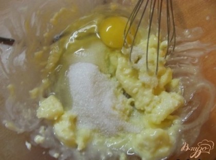 Сливочное масло нагрейте до того момента, пока оно не станет мягким (можно в духовке, порезав кусочками). Смешайте его с сахаром и яйцами и взбейте в однородный крем. Яйца кладите по одному.
