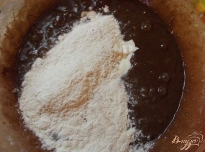 Когда масляный крем будет готов, влейте к нему шоколад и перемешайте миксером до однородности. Муку подсыпайте порциями.