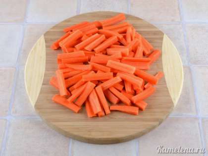 Морковь почистить, порезать очень крупными брусочками.