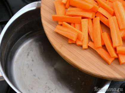 Воду в кастрюле довести до кипения, посолить.  Положить морковь в кипяток, варить ровно 3 минуты.