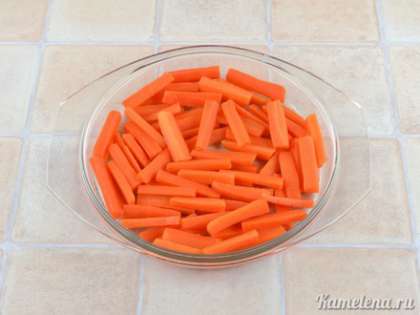 Воду слить, положить морковь в форму.
