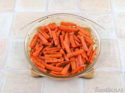Готовить под грилем в духовке при 200 градусах примерно 20 минут. Морковь должна приобрести глянцевую поверхность.