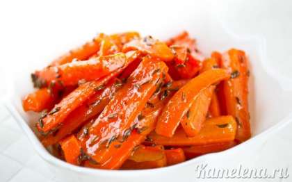 Подавать лучше всего в теплом виде. Запеченная морковь хорошо подходит на гарнир к мясу, рыбе, а также можно есть просто как закуску.