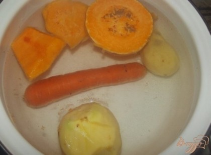 Морковь хорошенько вымойте губкой или снимите с нее кожуру (если она старая). Картофель очистите от кожуры и положите все овощи вариться до готовности. Свеклу поставьте варится отдельно, накрыв крышкой. Если свекла крупная, порежьте ее на четверти, чтобы быстрее варилась.