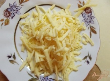 Сыр натрите на крупной терке. Сыр должен быть обязательно твердым и, желательно, соленым.