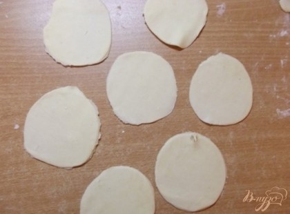 Раскатайте тесто в тоненький лист и при помощи стакана вырежьте из него круги. Каждый круг раскатайте еще раз во все стороны стараясь не менять его формы. Тесто должно получится слоем не более трех миллиметров.