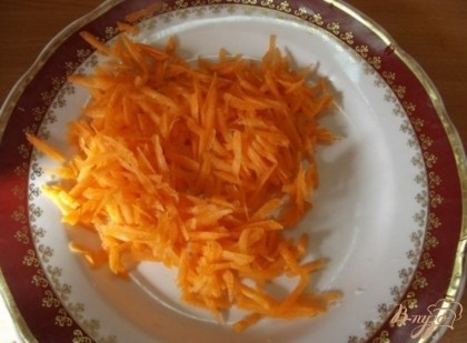 Морковь натрите на крупной терке и смешайте с тертой тыквой.