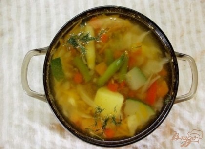 Готово! Перед подачей супу нужно обязательно дать настоятся и немного остыть. Подавайте овощной суп теплым, по желанию посыпав зеленью и добавив сметаны. Приятного вам аппетита! :)