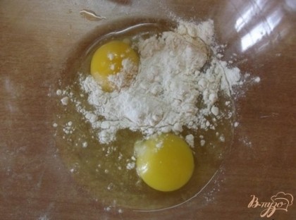 В глубокую миску вбейте два куриных яйца и высыпьте муку. Такой омлет, как и любой другой, можно делать из перепелиных яиц.