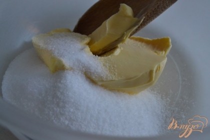 Мягкое сливочное масло растереть с сахаром.