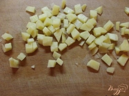 Картофель очистите от кожуры и нарежьте такими же кубиками, как и мясо. Смешайте все в одной миске.