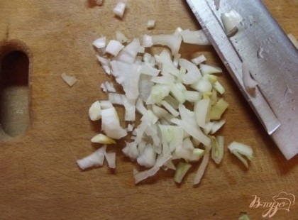 Лук тоже очистите от кожуры и нарежьте мелкими кубиками. Добавьте его в миску к мясу с картофелем.