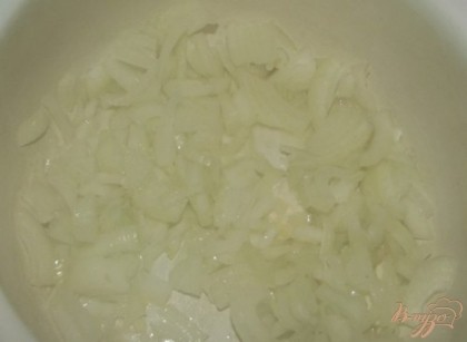 В кастрюльке, где будет варится суп, растопите сливочное масло и обжарьте на нем лук до мягкости. Сливочное масло лучше растопить сразу все. Оно быстро тает и сгорает, поэтому лук может пригорать.