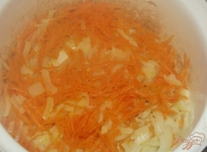 Когда лук станет мягким, добавьте к нему морковь и обжарьте еще пару минут до мягкости морковки. Масло добавлять не нужно, поскольку морковь смешана с растительным маслом. Посолите немного совсем. После этого процедите в кастрюлю мясной бульон и переложите туда же мясо. Когда суп первый раз закипит, закиньте в него мелко резанный кубиками картофель.