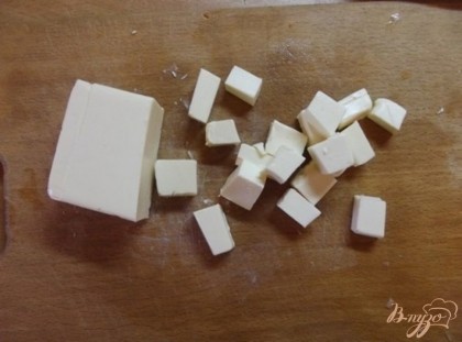 Плавленый сырок нарежьте небольшими кубиками и дайте ему немного подтаять в теплой но выключенной духовке.