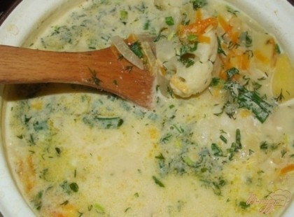 Когда картофель будет практически готов, положите в суп цветную капусту. Варите суп до готовности, которую определяйте по цветной капусте - она должна стать полностью мягкой но не разваливаться. Помимо цветной капусты можно вполне использовать еще и брокколи.
