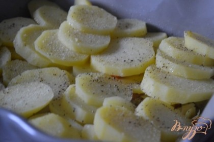 Затем половину картофеля. Посолить , поперчить и добавить немного сухого чеснока.