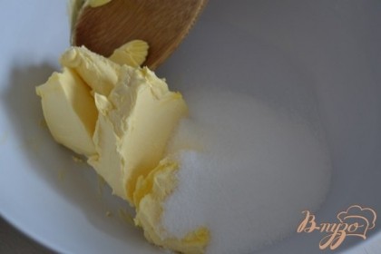 Мягкое слиочное масло растереть с сахаром и щепоткой соли.