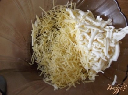 На мелкой терке натрите твердый сыр. К плавленому сыру есть некоторые требования. Его нужно брать без вкусовых добавок. Натрите его на терке или порежьте кубиками, чтобы легче было перемалывать.