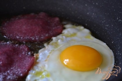 Готово! Обжарить ломтики салями (или бекона, ветчины) и яйцо.На оладушек уложить обжаренные кусочки салями и яйцо, посыпать репчатым луком. Приятного аппетита !