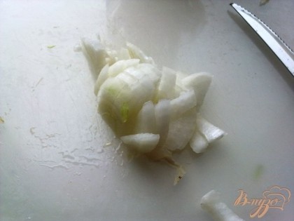 Режем белый салатный лук.