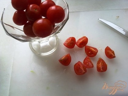 Режем помидорки черри.