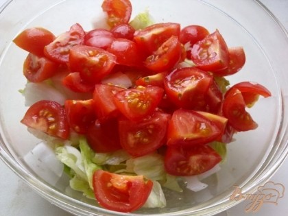 В салатник добавляекм лук и помидоры