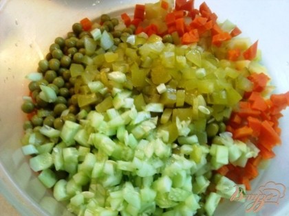 В глубокую миску добавляем порезанные овощи.