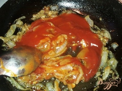 В обжаренный лук добавляем томатную пасту.