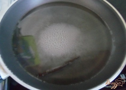 Сперва приготовить сироп. Налить в сковороду воду, добавить сахар и ваниль. Готовить сироп на среднем огне, когда сахар раствориться и сироп закипит, уменьшить огонь и готовить, помешивая примерно 5 минут. Затем сиропу дать остыть.